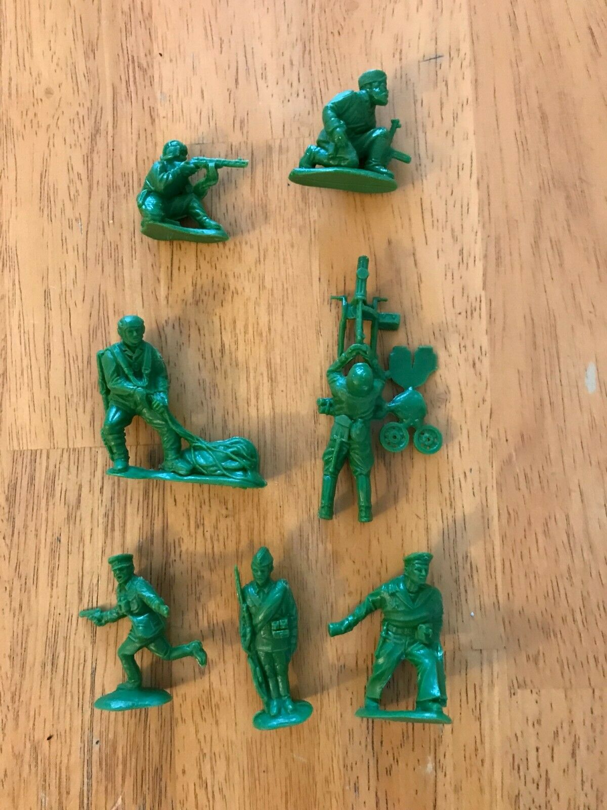 Unknown 1/35 scale recast WWII Russian soldiers - 7 figures